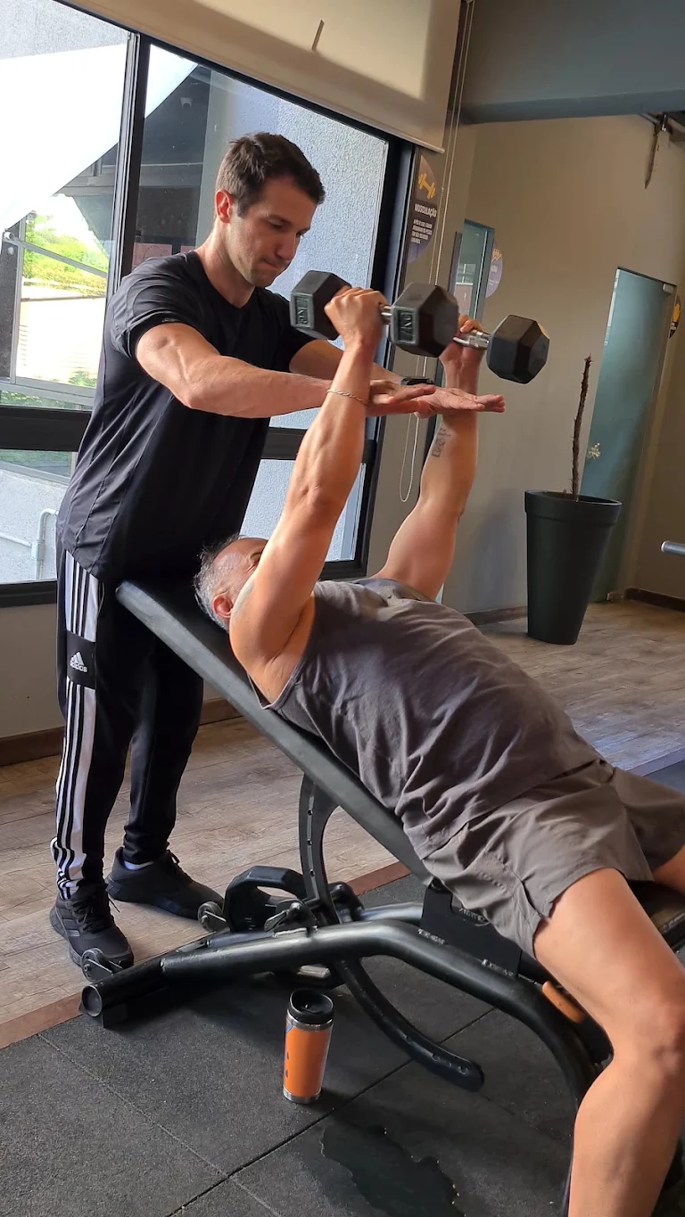 Gustavo Oliveira orientando um aluno durante o treino