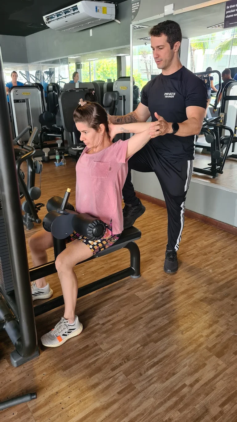 Gustavo Oliveira orientando aluna em exercício de mobilidade